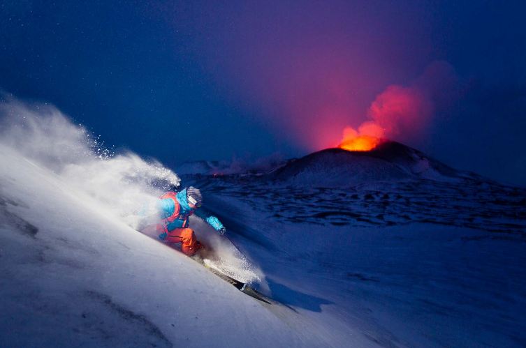 VOLCANO SKIING por
Fredrik Schenholm en 
Tolbachik Volcano, Kamchatka (Russia)