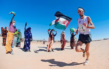 Banderas-saharauis-al-paso-del-Sahara-Marathon_&copy;Carrascosa