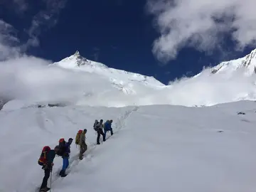 Subiendo-al-Campo-1-con-el-Manaslu-al-fondo
