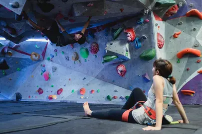 pexels-escaladores-rocodromo
