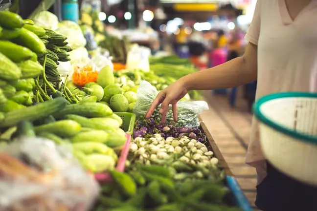 dieta-saludable-fruta-verdura-mercado-freepik