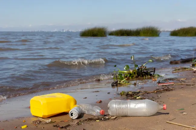 contaminacion-plastico-reciclar-sostenibilidad-freepik