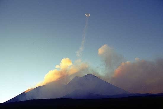 curioso-fenomeno-anillos-humo-volcanes-1