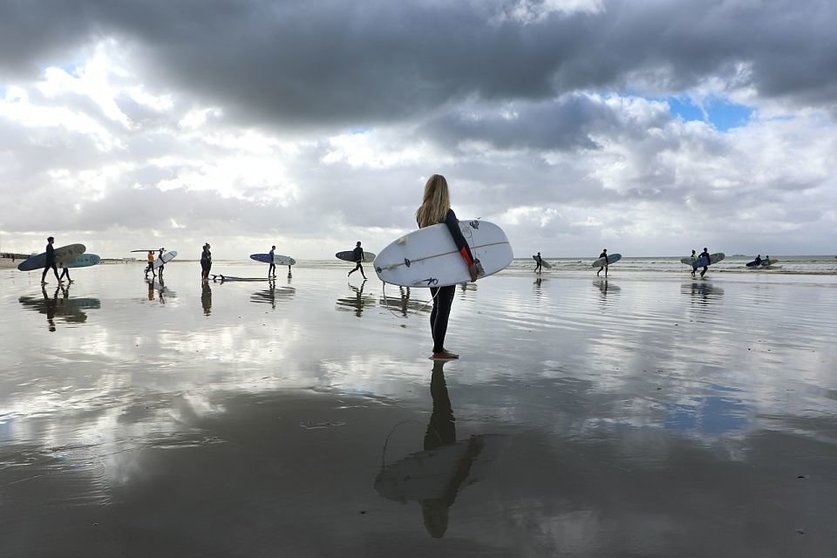 surfers-4390427_1280_opt (1)