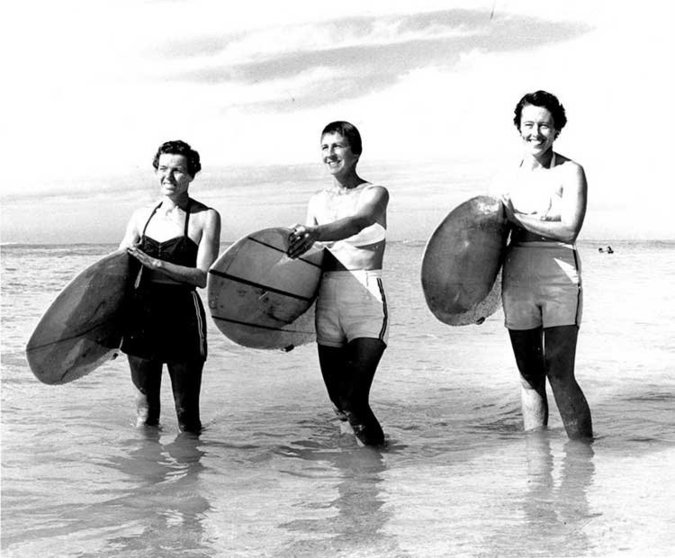 mujeres-que-han-marcado-la-historia-del-surf-1