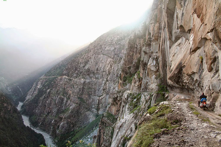 El escalofriante viaje por una carretera del Himalaya