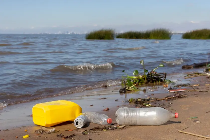 contaminacion-plastico-reciclar-sostenibilidad-freepik