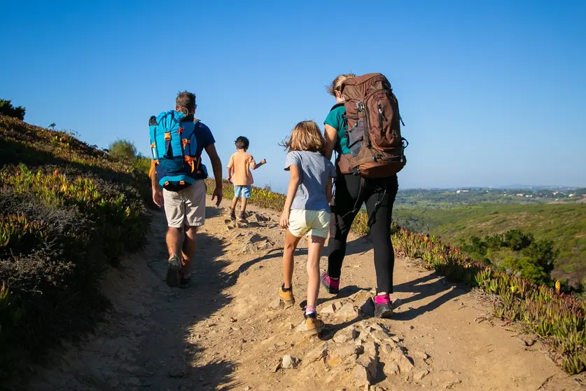 familia-ni&ntilde;os-hiking-senderismo-freepik