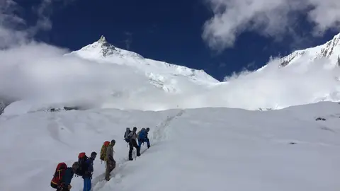 Subiendo-al-Campo-1-con-el-Manaslu-al-fondo
