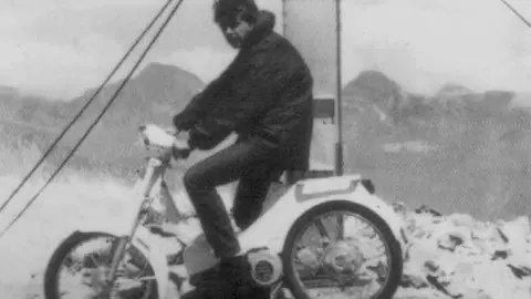con-un-vespino-la-cima-del-pico-aneto-0