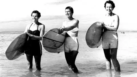 mujeres-que-han-marcado-la-historia-del-surf-1