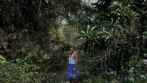 mulai-in-the-midst-of-his-single-handed-reforestation-mulai-circondato-dalla-foresta-piantata-con-le-sue-mani-2-810x571
