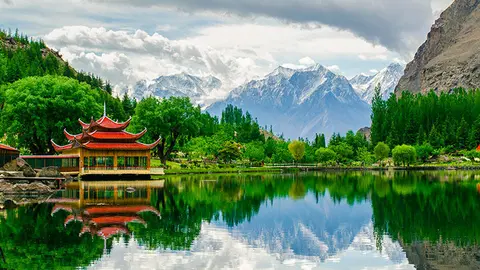Shangrila,_Lower_Kachura_Lake