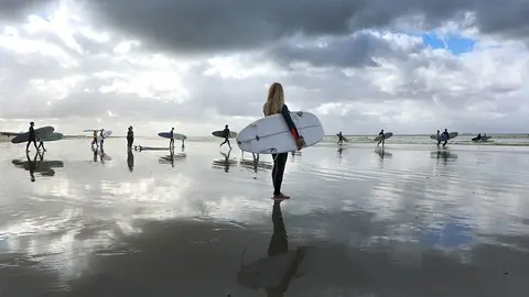 surfers-4390427_1280_opt (1)