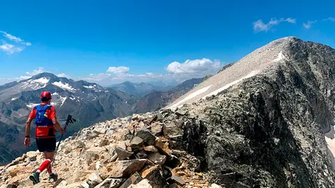 7_Llegando-a-la-cumbre-del-Perdiguero-con-el-Posets-al-fondo