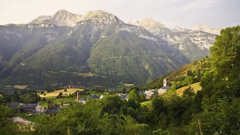 Gistain, Huesca, Aragon, Espa&ntilde;a.

Greenpeace recoge testimonios de la Espa&ntilde;a rural, para evaluar su situaci&oacute;n, fortalezas y debilidades.

Tenemos la mayor biodiversidad de Europa pero hay zonas que viven abandono desde el &eacute;xodo rural del pasado siglo. 

Sin el fortalecimiento de la Espa&ntilde;a rural no podremos combatir la crisis clim&aacute;tica y la p&eacute;rdida de biodiversidad. 
&copy;Shutterstock para Greenpeace
