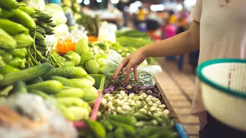 dieta-saludable-fruta-verdura-mercado-freepik
