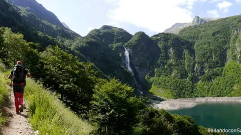 pirineos-bailando-con-sarrios