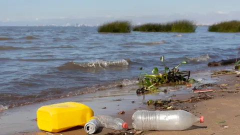 contaminacion-plastico-reciclar-sostenibilidad-freepik