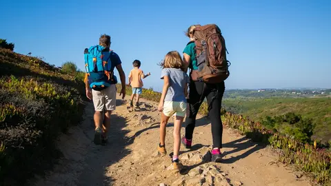 familia-ni&ntilde;os-hiking-senderismo-freepik