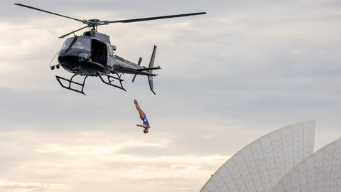 El salto desde un helicóptero de la campeona del mundo de 'cliff diving'