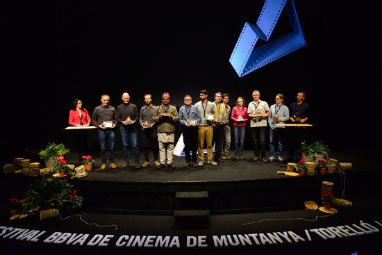 Fotografía-de-familia-con-todos-los-premiados.-Fotógrafo-Geni-Ordeig