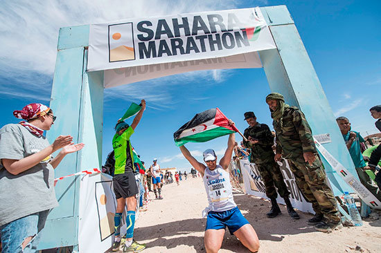 La-emoción-de-finalizar-el-Sahara-Marathon_©Carrascosa