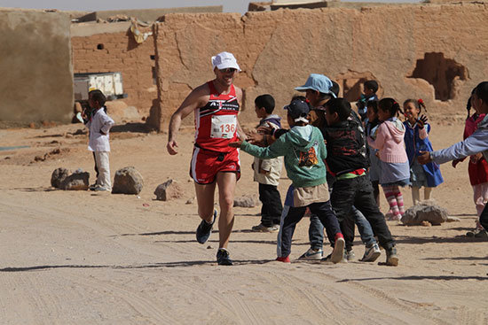 Paso-por-el-campamentop-de-Auserd-en-el-Sahara-Marathon__©Diego-Muñoz