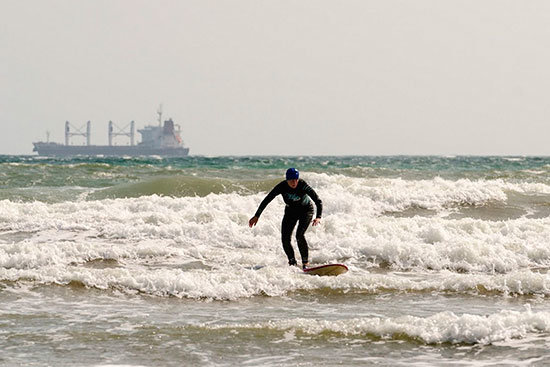 britanica-surfera-3