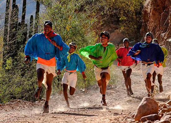 Indígenas en sandalias y traje regional ganan una ultramaratón a corredores  profesion...