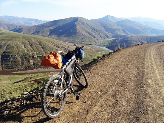 recorriendo-lesoto-bici-bar-mayor-altitud-africa-6