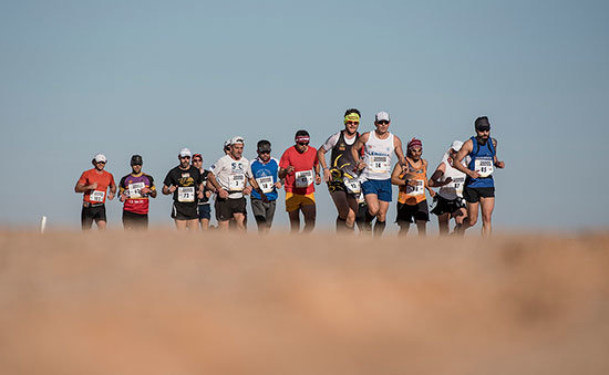 Grupo-de-corredores-del-Sahara-Marathon-compartiendo-ritmo-y-desértico-horizonte©SaharaMarathon