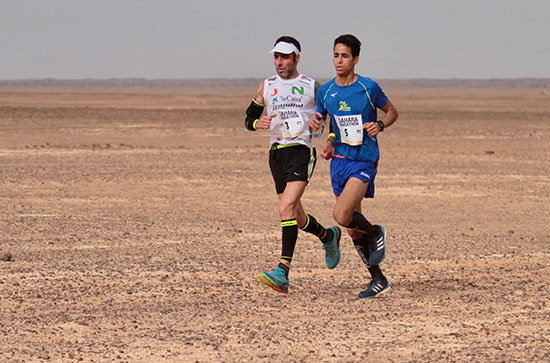 Lehsen-Sidahmed,-ganador-del-Sahara-Marathon-2018,-junto-a-Jon-Salvador_©Diego_Muñoz