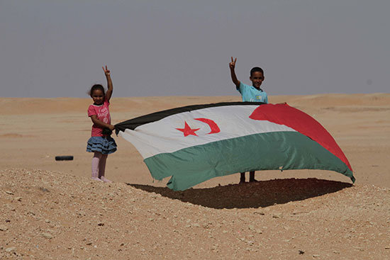 Niños-saharauis-animando-el-paso-del-Sahara-Marathon_©Diego_Muñoz
