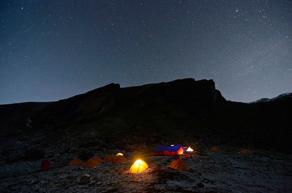 acampamos-bajo-las-estrellas-increibles-fotografias-aventuras-cielo-abierto-13