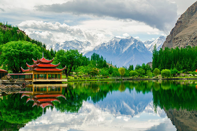 Shangrila,_Lower_Kachura_Lake