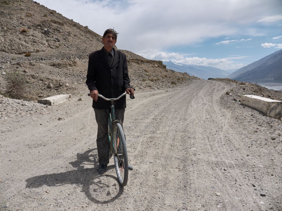 (Tajikistán) 227 Ciclista, Hacia Langar