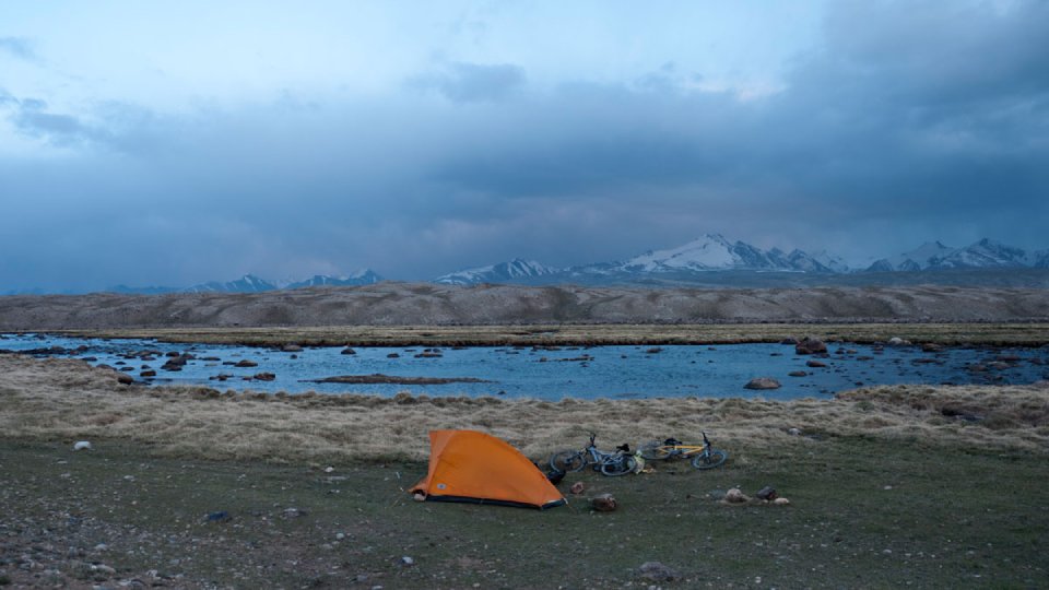 (Tajikistán) 640-641 Campamento lago