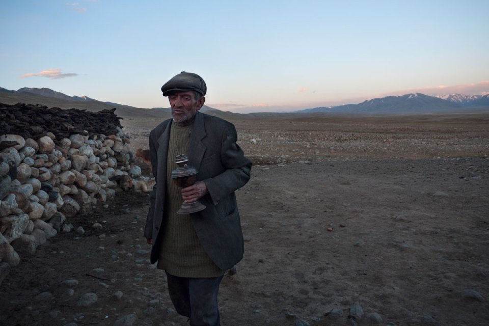 (Tajikistán) 894p Hombre con candil, Granja, Zor Kul