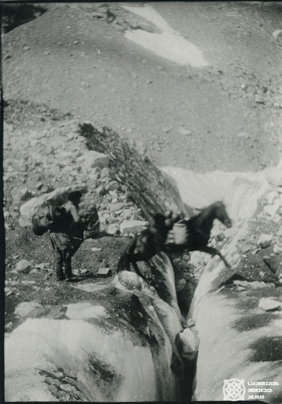 vittorio_sella_1896-horse jumping over the cleft of glacier tviberi
